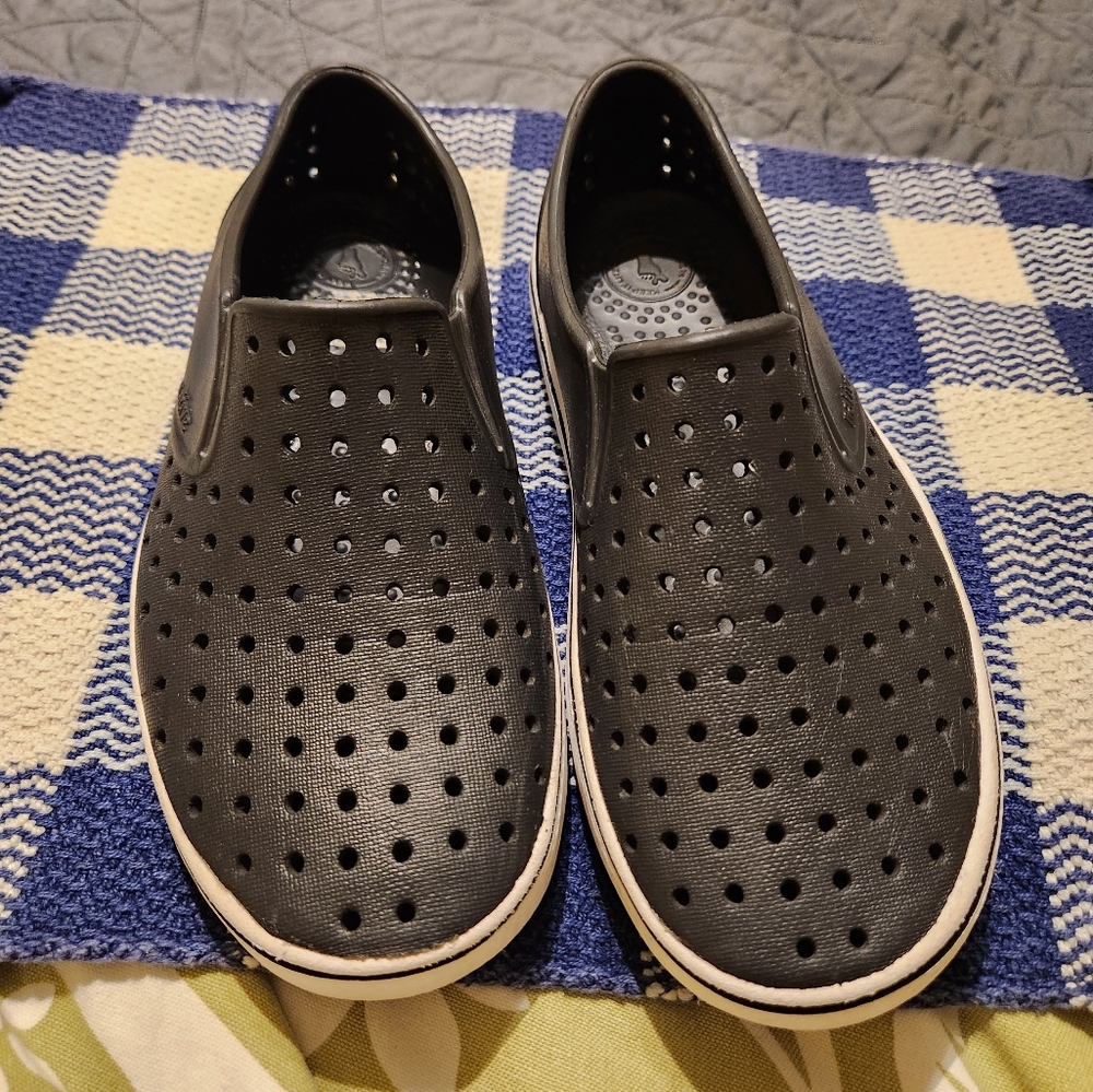 Black native slip ons, big kids size 4, women's 6
